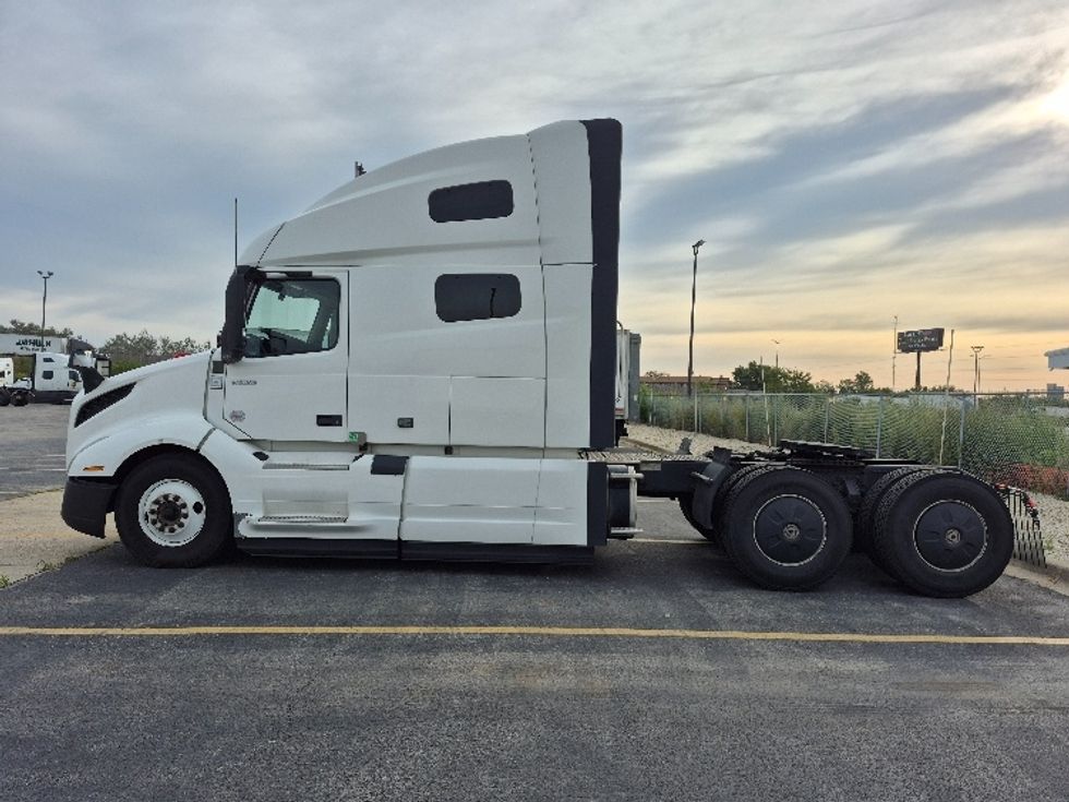 Sleeper Tractor-Heavy Duty Tractors-Volvo-2023-VNL64760-Chicago (Chicago Ridge)-IL-659,571\n\t\tmiles-$ 71,500 - Image 4