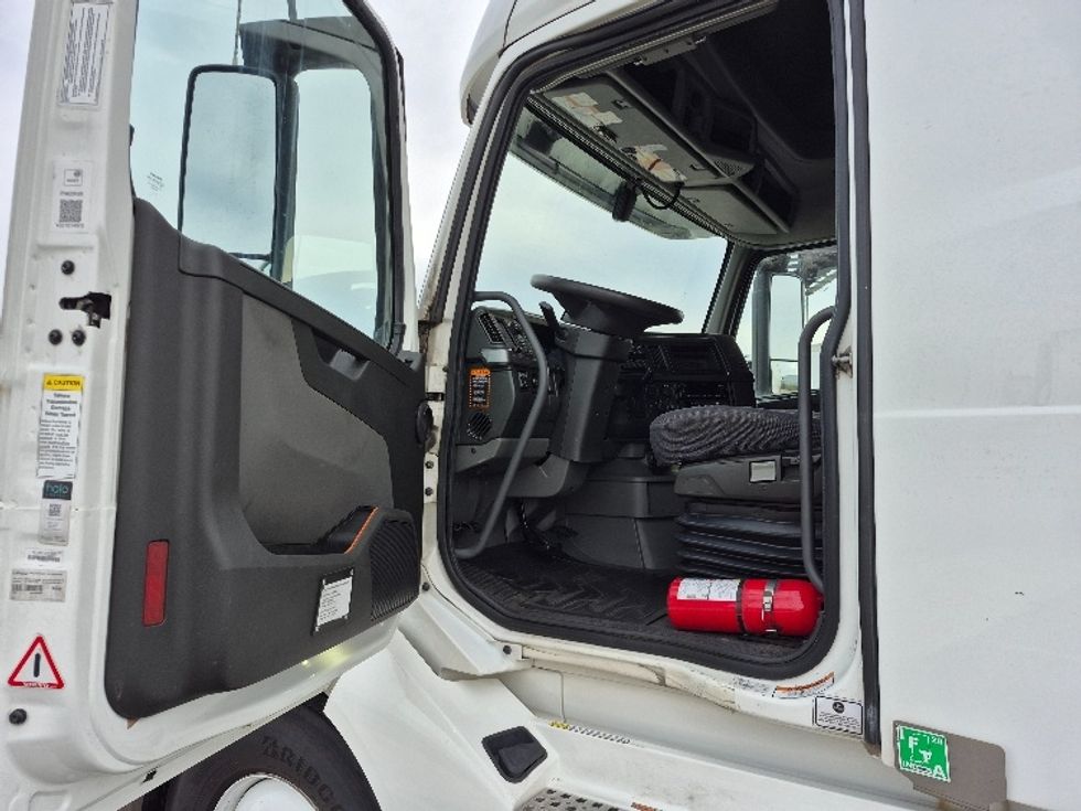 Sleeper Tractor-Heavy Duty Tractors-Volvo-2023-VNL64760-Chicago (Chicago Ridge)-IL-659,571\n\t\tmiles-$ 71,500 - Image 9