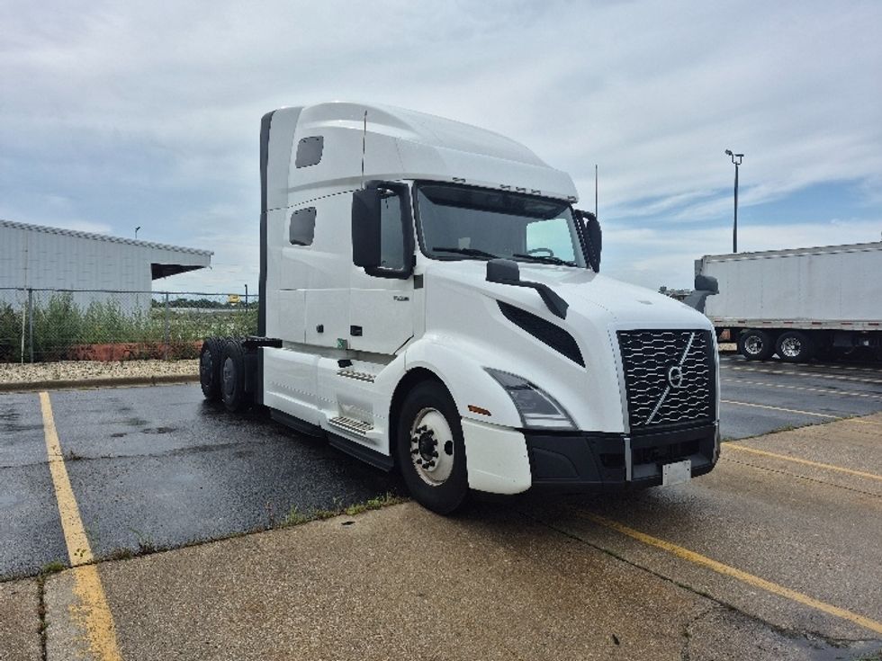 Sleeper Tractor-Heavy Duty Tractors-Volvo-2023-VNL64760-Chicago (Chicago Ridge)-IL-662,934\n\t\tmiles-$ 71,000 - Image 1
