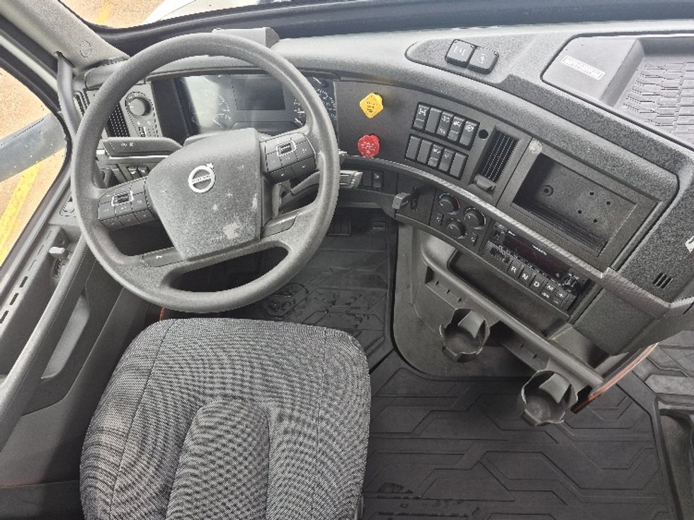 Sleeper Tractor-Heavy Duty Tractors-Volvo-2023-VNL64760-Chicago (Chicago Ridge)-IL-662,934\n\t\tmiles-$ 71,000 - Image 11