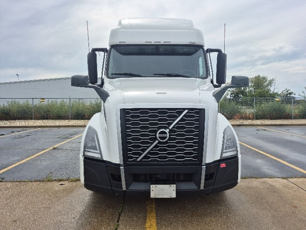 Sleeper Tractor-Heavy Duty Tractors-Volvo-2023-VNL64760-Chicago (Chicago Ridge)-IL-662,934\n\t\tmiles-$ 71,000 - Image 2