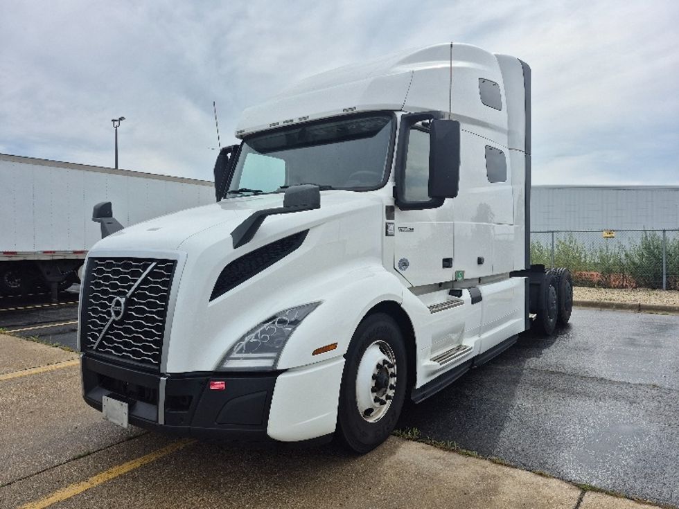 Sleeper Tractor-Heavy Duty Tractors-Volvo-2023-VNL64760-Chicago (Chicago Ridge)-IL-662,934\n\t\tmiles-$ 71,000 - Image 3