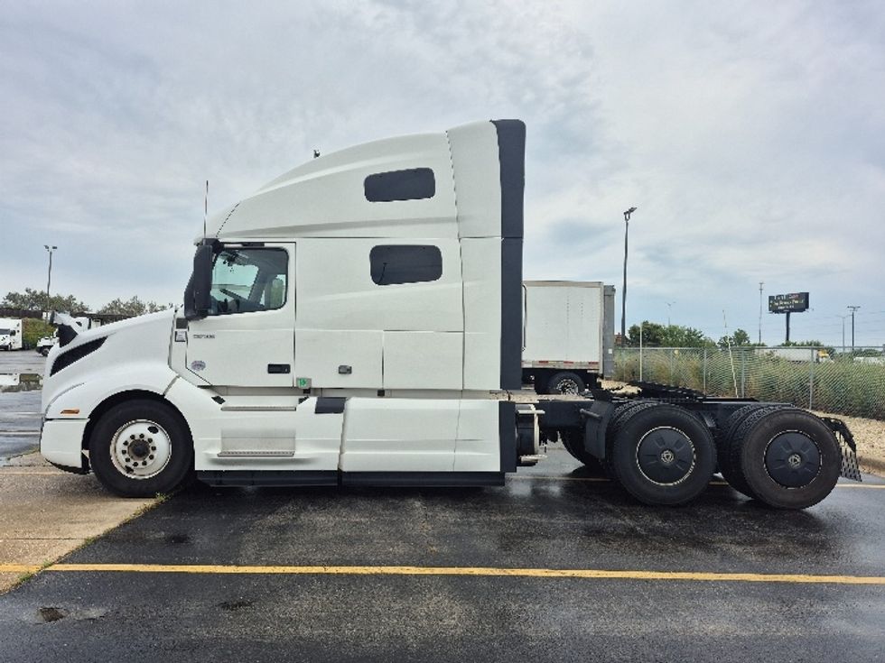 Sleeper Tractor-Heavy Duty Tractors-Volvo-2023-VNL64760-Chicago (Chicago Ridge)-IL-662,934\n\t\tmiles-$ 71,000 - Image 4