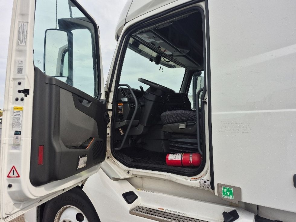 Sleeper Tractor-Heavy Duty Tractors-Volvo-2023-VNL64760-Chicago (Chicago Ridge)-IL-662,934\n\t\tmiles-$ 71,000 - Image 9