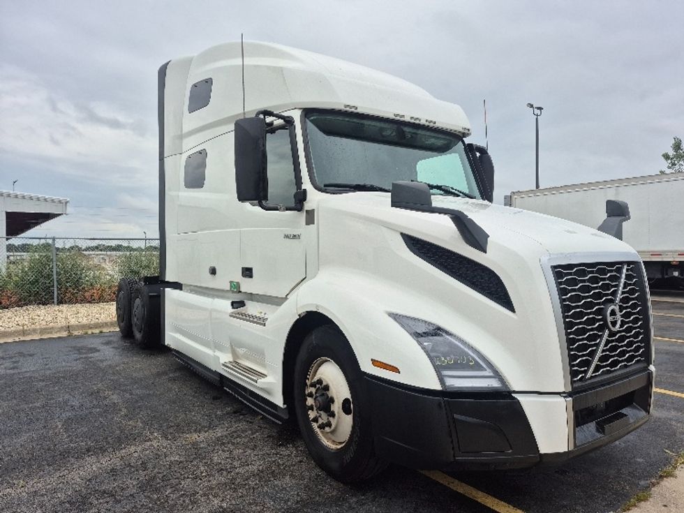 Sleeper Tractor-Heavy Duty Tractors-Volvo-2023-VNL64760-Chicago (Chicago Ridge)-IL-670,832\n\t\tmiles-$ 71,250 - Image 1