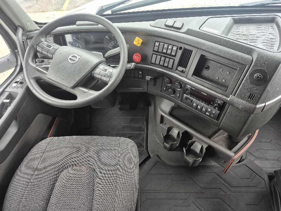 Sleeper Tractor-Heavy Duty Tractors-Volvo-2023-VNL64760-Chicago (Chicago Ridge)-IL-670,832\n\t\tmiles-$ 71,250 - Image 11