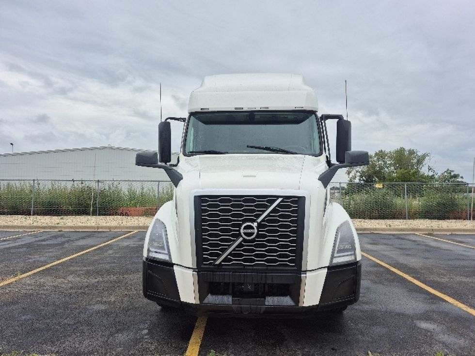 Sleeper Tractor-Heavy Duty Tractors-Volvo-2023-VNL64760-Chicago (Chicago Ridge)-IL-670,832\n\t\tmiles-$ 71,250 - Image 2