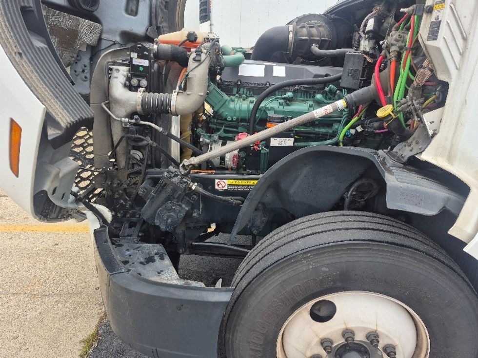 Sleeper Tractor-Heavy Duty Tractors-Volvo-2023-VNL64760-Chicago (Chicago Ridge)-IL-670,832\n\t\tmiles-$ 71,250 - Image 21