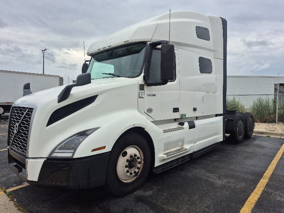 Sleeper Tractor-Heavy Duty Tractors-Volvo-2023-VNL64760-Chicago (Chicago Ridge)-IL-670,832\n\t\tmiles-$ 71,250 - Image 3