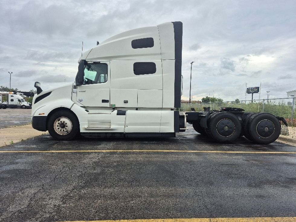 Sleeper Tractor-Heavy Duty Tractors-Volvo-2023-VNL64760-Chicago (Chicago Ridge)-IL-670,832\n\t\tmiles-$ 71,250 - Image 4