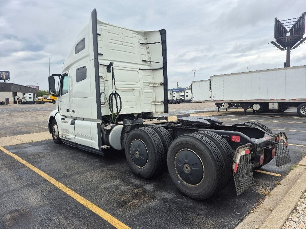 Sleeper Tractor-Heavy Duty Tractors-Volvo-2023-VNL64760-Chicago (Chicago Ridge)-IL-670,832\n\t\tmiles-$ 71,250 - Image 5