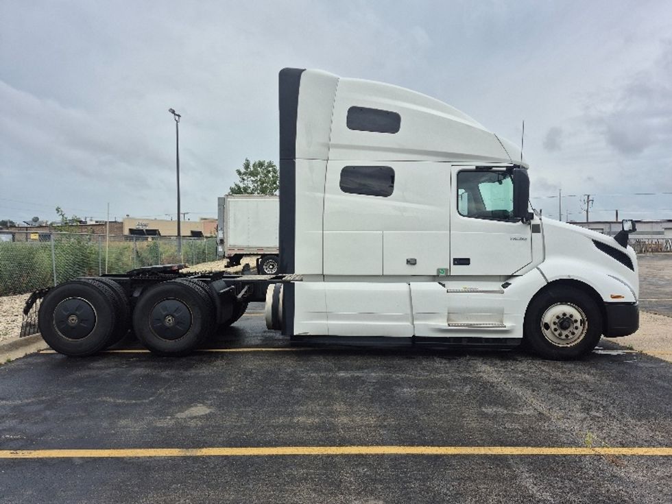 Sleeper Tractor-Heavy Duty Tractors-Volvo-2023-VNL64760-Chicago (Chicago Ridge)-IL-670,832\n\t\tmiles-$ 71,250 - Image 8