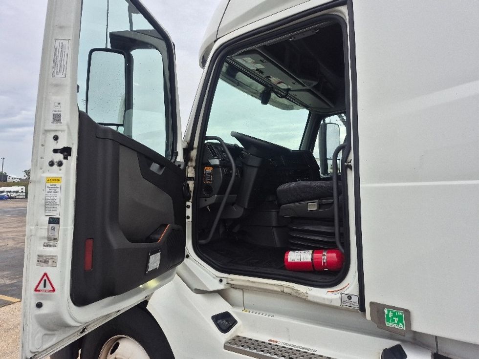Sleeper Tractor-Heavy Duty Tractors-Volvo-2023-VNL64760-Chicago (Chicago Ridge)-IL-670,832\n\t\tmiles-$ 71,250 - Image 9
