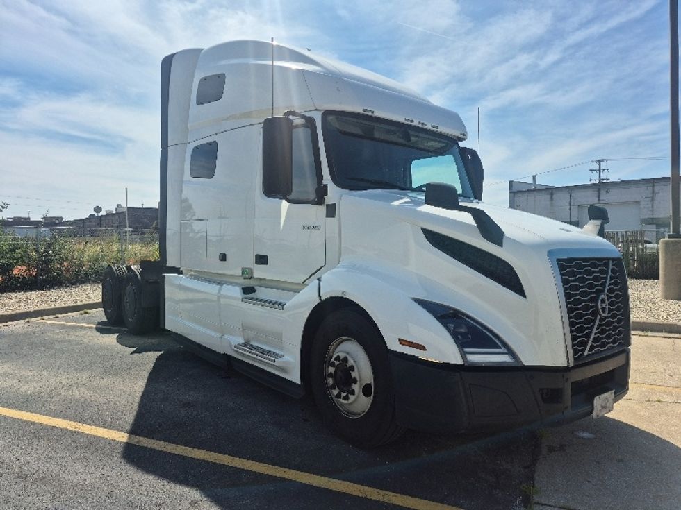 Sleeper Tractor-Heavy Duty Tractors-Volvo-2023-VNL64760-Chicago (Chicago Ridge)-IL-681,329\n\t\tmiles-$ 72,250 - Image 1