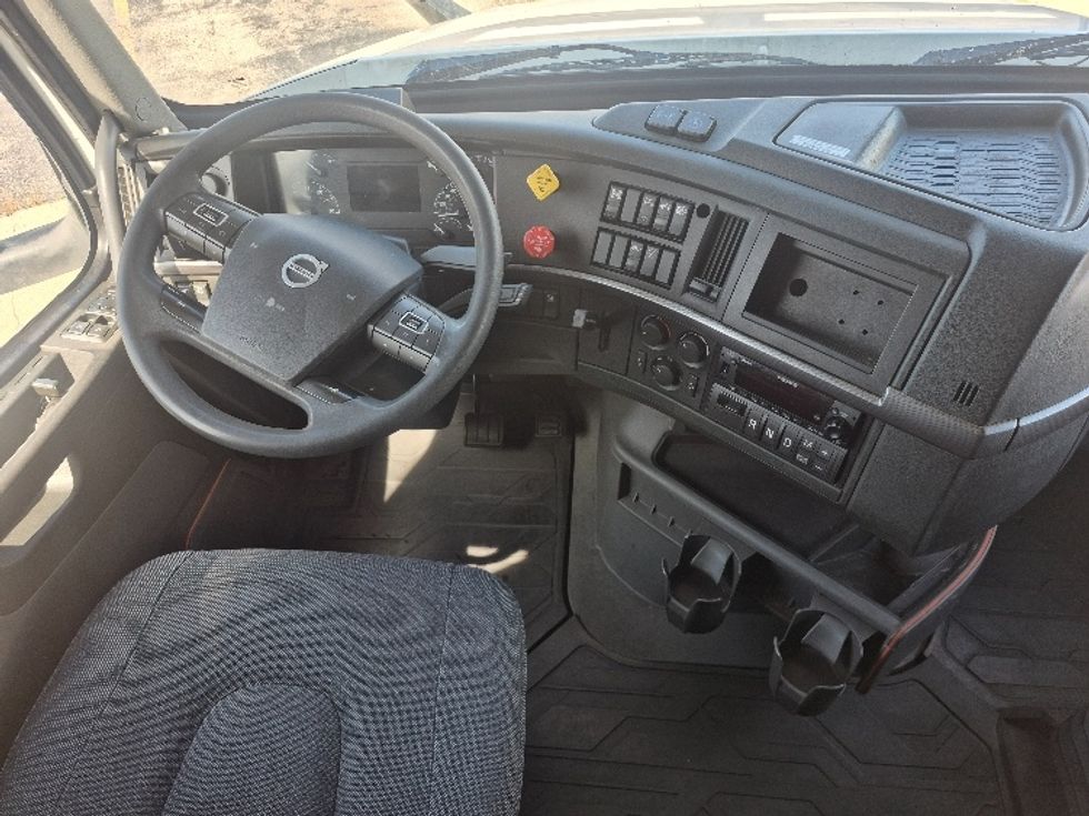 Sleeper Tractor-Heavy Duty Tractors-Volvo-2023-VNL64760-Chicago (Chicago Ridge)-IL-681,329\n\t\tmiles-$ 72,250 - Image 11