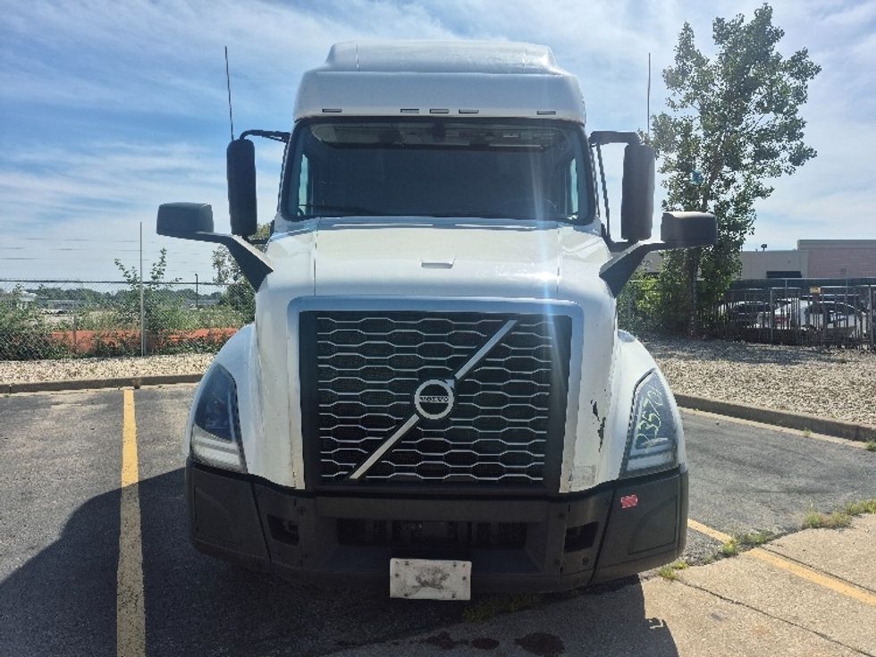 Sleeper Tractor-Heavy Duty Tractors-Volvo-2023-VNL64760-Chicago (Chicago Ridge)-IL-681,329\n\t\tmiles-$ 72,250 - Image 2