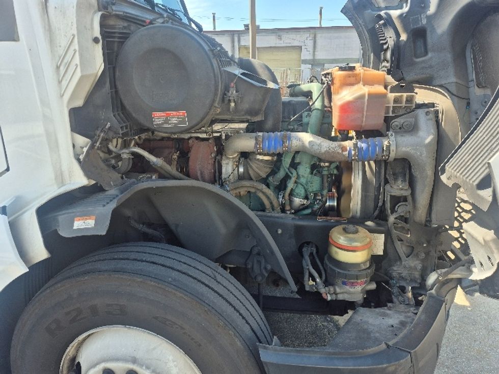 Sleeper Tractor-Heavy Duty Tractors-Volvo-2023-VNL64760-Chicago (Chicago Ridge)-IL-681,329\n\t\tmiles-$ 72,250 - Image 20