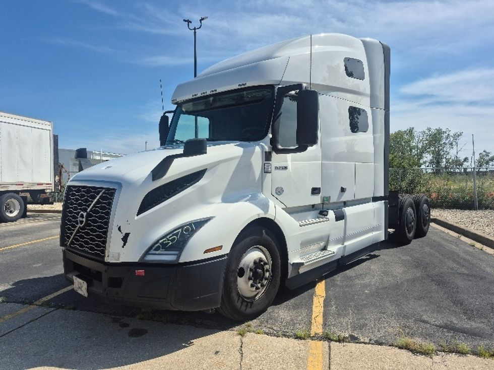 Sleeper Tractor-Heavy Duty Tractors-Volvo-2023-VNL64760-Chicago (Chicago Ridge)-IL-681,329\n\t\tmiles-$ 72,250 - Image 3