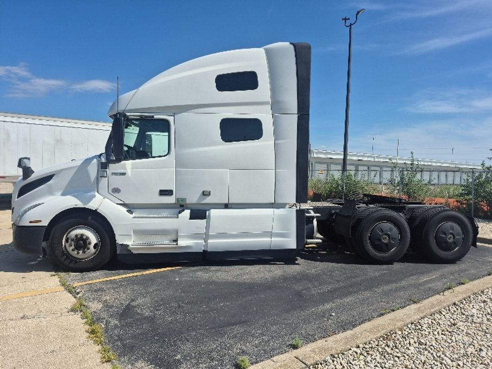Sleeper Tractor-Heavy Duty Tractors-Volvo-2023-VNL64760-Chicago (Chicago Ridge)-IL-681,329\n\t\tmiles-$ 72,250 - Image 4