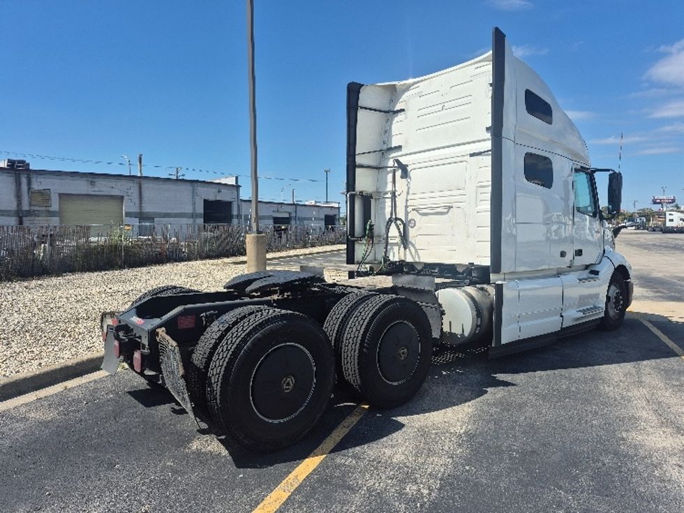 Sleeper Tractor-Heavy Duty Tractors-Volvo-2023-VNL64760-Chicago (Chicago Ridge)-IL-681,329\n\t\tmiles-$ 72,250 - Image 7