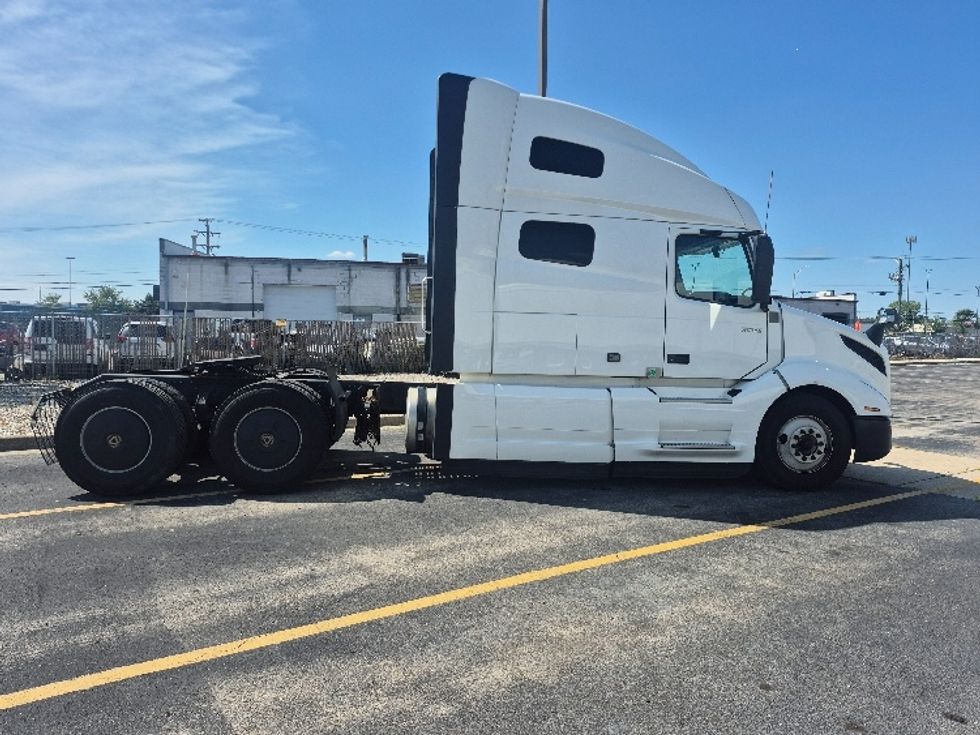 Sleeper Tractor-Heavy Duty Tractors-Volvo-2023-VNL64760-Chicago (Chicago Ridge)-IL-681,329\n\t\tmiles-$ 72,250 - Image 8