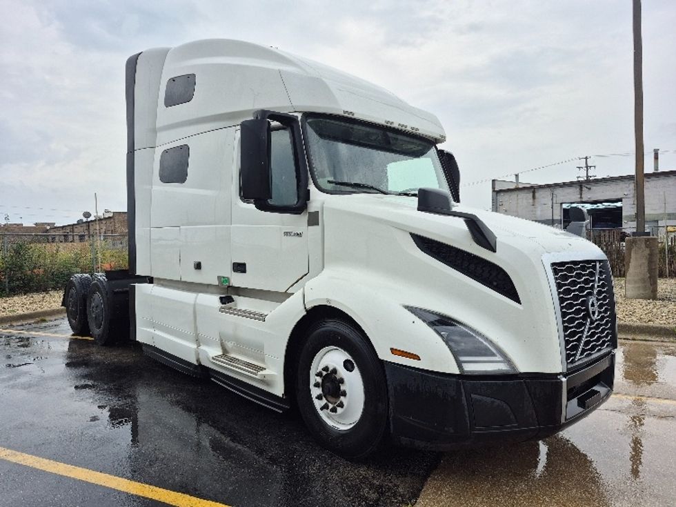Sleeper Tractor-Heavy Duty Tractors-Volvo-2023-VNL64760-Chicago (Chicago Ridge)-IL-731,000\n\t\tmiles-$ 64,250 - Image 1
