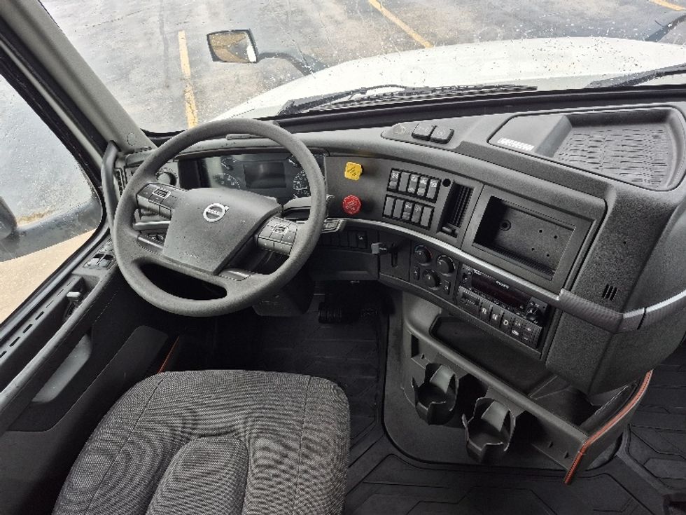 Sleeper Tractor-Heavy Duty Tractors-Volvo-2023-VNL64760-Chicago (Chicago Ridge)-IL-731,000\n\t\tmiles-$ 64,250 - Image 11