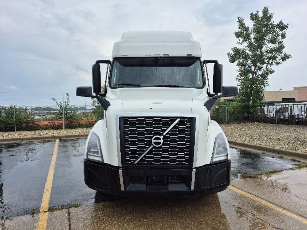 Sleeper Tractor-Heavy Duty Tractors-Volvo-2023-VNL64760-Chicago (Chicago Ridge)-IL-731,000\n\t\tmiles-$ 64,250 - Image 2