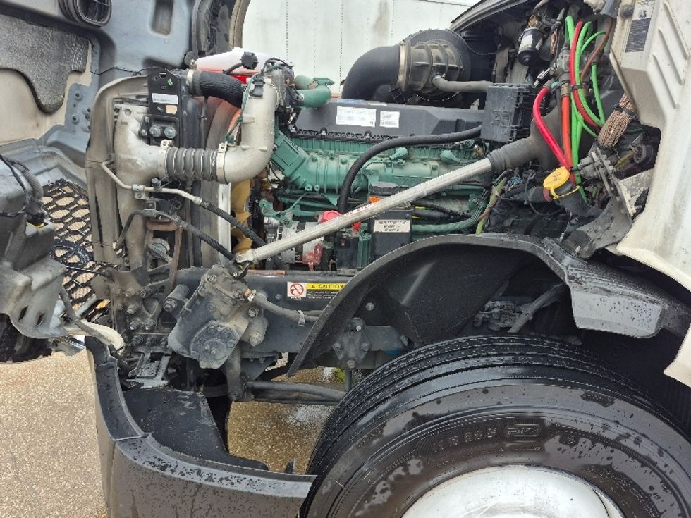 Sleeper Tractor-Heavy Duty Tractors-Volvo-2023-VNL64760-Chicago (Chicago Ridge)-IL-731,000\n\t\tmiles-$ 64,250 - Image 21