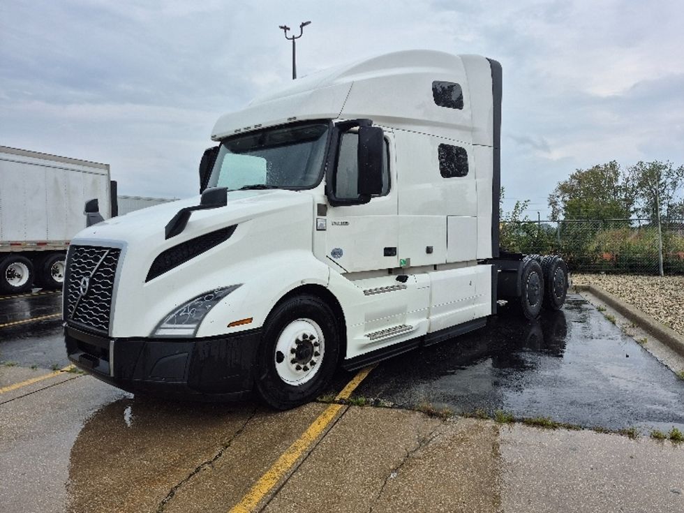 Sleeper Tractor-Heavy Duty Tractors-Volvo-2023-VNL64760-Chicago (Chicago Ridge)-IL-731,000\n\t\tmiles-$ 64,250 - Image 3