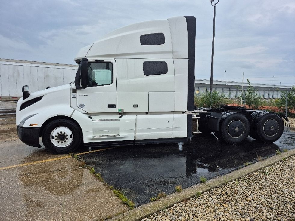 Sleeper Tractor-Heavy Duty Tractors-Volvo-2023-VNL64760-Chicago (Chicago Ridge)-IL-731,000\n\t\tmiles-$ 64,250 - Image 4