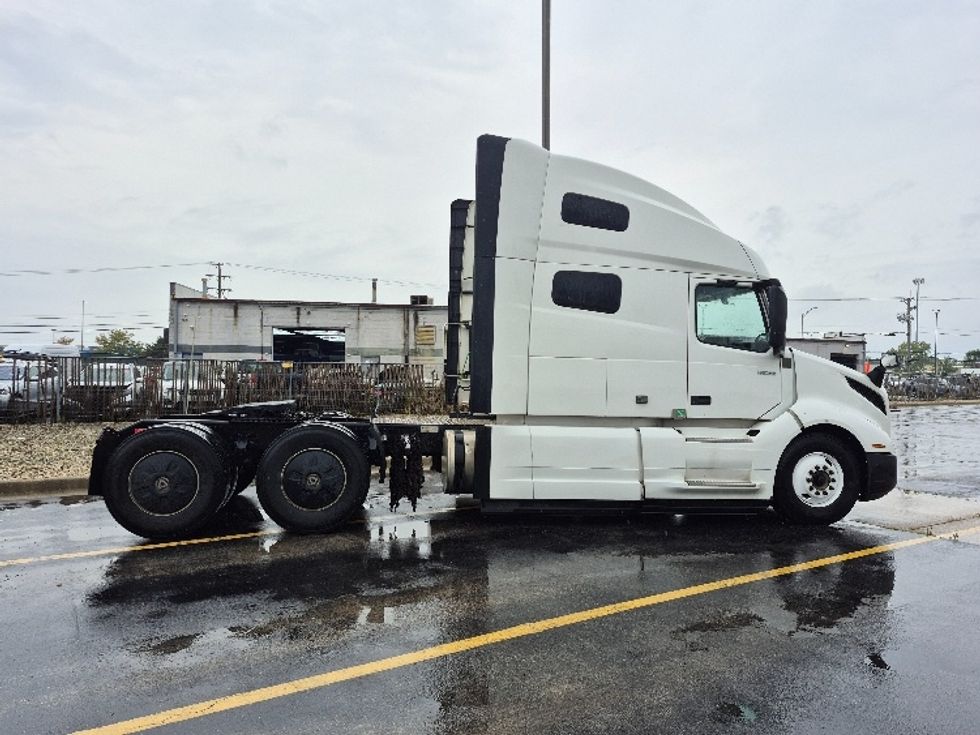 Sleeper Tractor-Heavy Duty Tractors-Volvo-2023-VNL64760-Chicago (Chicago Ridge)-IL-731,000\n\t\tmiles-$ 64,250 - Image 8