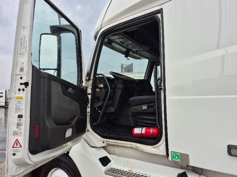 Sleeper Tractor-Heavy Duty Tractors-Volvo-2023-VNL64760-Chicago (Chicago Ridge)-IL-731,000\n\t\tmiles-$ 64,250 - Image 9