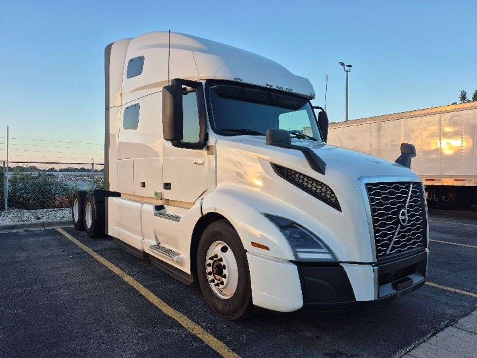 Sleeper Tractor-Heavy Duty Tractors-Volvo-2023-VNL64760-Chicago (Chicago Ridge)-IL-741,937\n\t\tmiles-$ 64,750 - Image 1