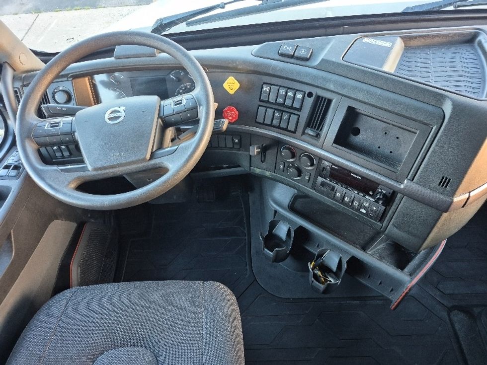Sleeper Tractor-Heavy Duty Tractors-Volvo-2023-VNL64760-Chicago (Chicago Ridge)-IL-741,937\n\t\tmiles-$ 64,750 - Image 11