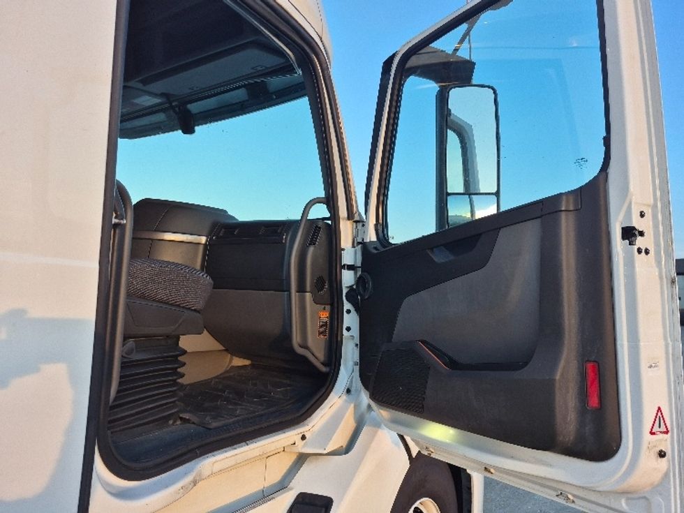 Sleeper Tractor-Heavy Duty Tractors-Volvo-2023-VNL64760-Chicago (Chicago Ridge)-IL-741,937\n\t\tmiles-$ 64,750 - Image 13