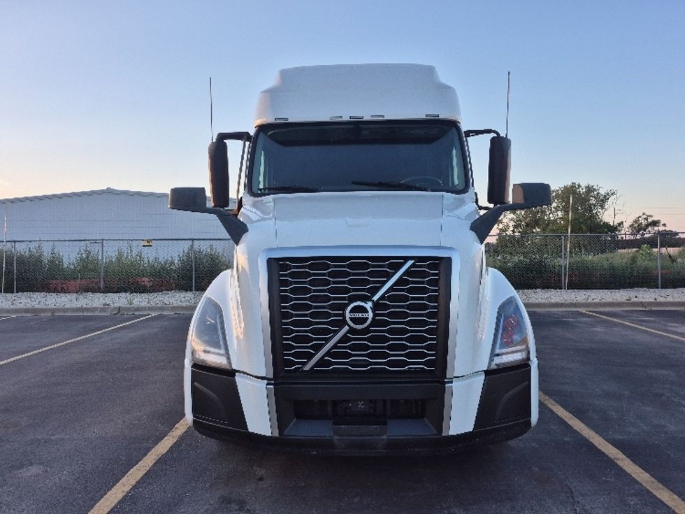 Sleeper Tractor-Heavy Duty Tractors-Volvo-2023-VNL64760-Chicago (Chicago Ridge)-IL-741,937\n\t\tmiles-$ 64,750 - Image 2
