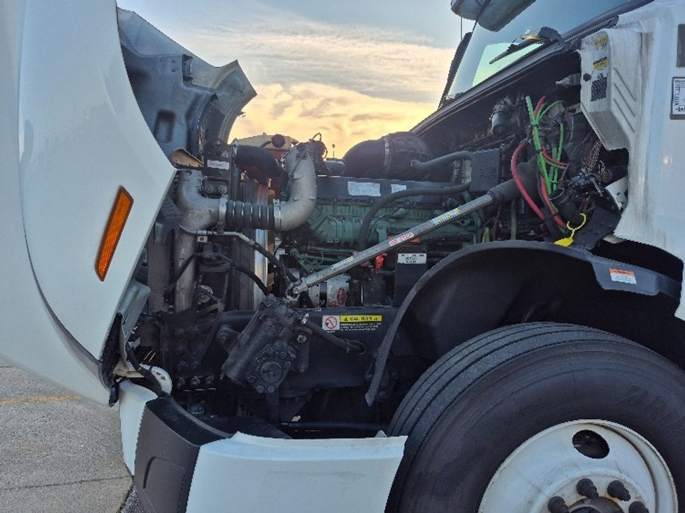 Sleeper Tractor-Heavy Duty Tractors-Volvo-2023-VNL64760-Chicago (Chicago Ridge)-IL-741,937\n\t\tmiles-$ 64,750 - Image 21