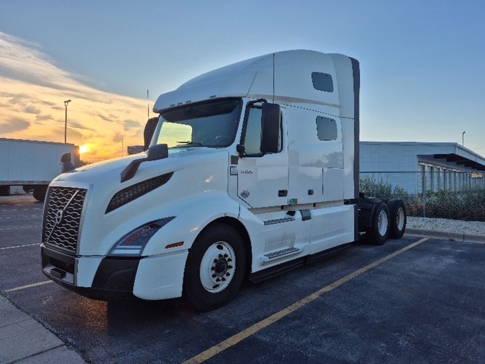 Sleeper Tractor-Heavy Duty Tractors-Volvo-2023-VNL64760-Chicago (Chicago Ridge)-IL-741,937\n\t\tmiles-$ 64,750 - Image 3