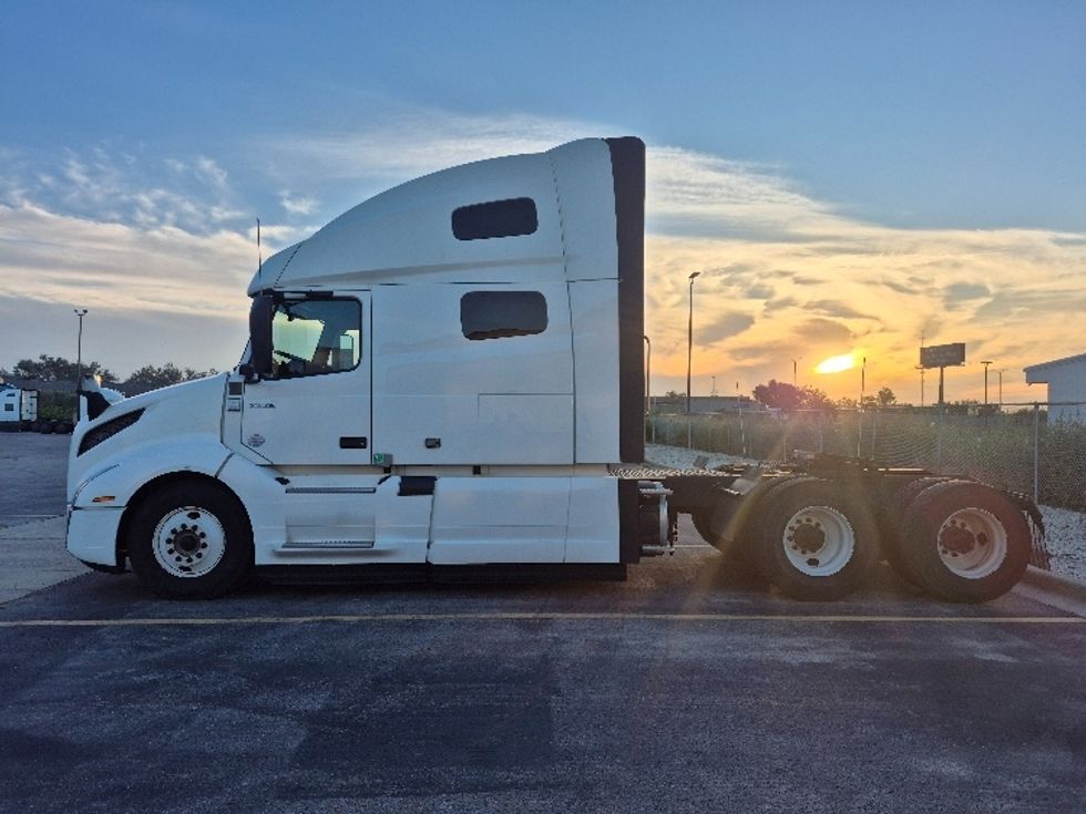 Sleeper Tractor-Heavy Duty Tractors-Volvo-2023-VNL64760-Chicago (Chicago Ridge)-IL-741,937\n\t\tmiles-$ 64,750 - Image 4