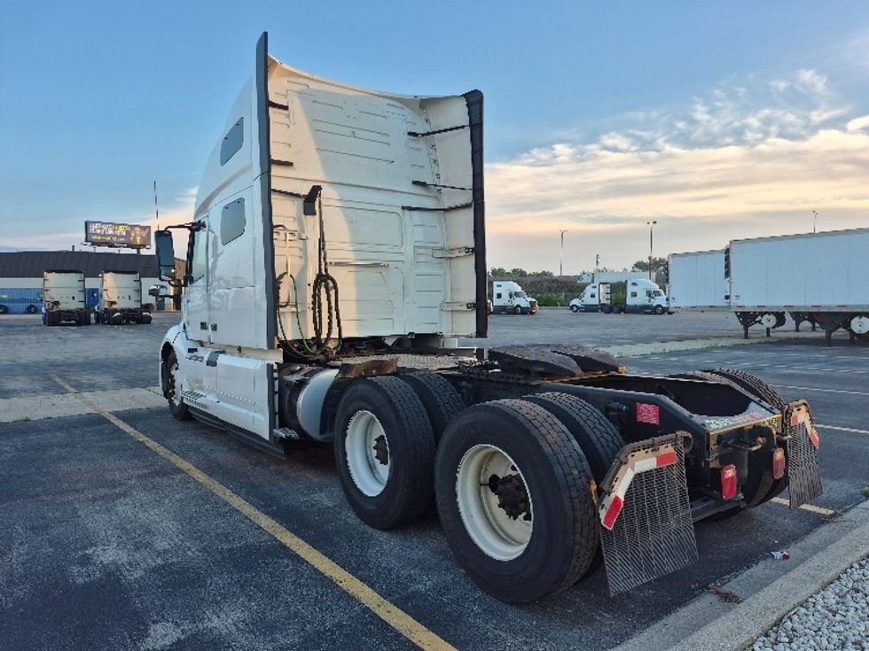 Sleeper Tractor-Heavy Duty Tractors-Volvo-2023-VNL64760-Chicago (Chicago Ridge)-IL-741,937\n\t\tmiles-$ 64,750 - Image 5