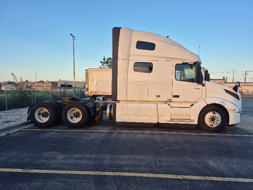 Sleeper Tractor-Heavy Duty Tractors-Volvo-2023-VNL64760-Chicago (Chicago Ridge)-IL-741,937\n\t\tmiles-$ 64,750 - Image 8
