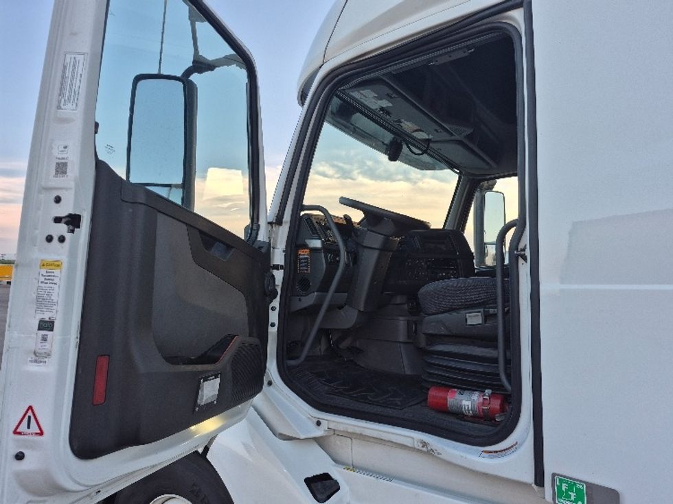 Sleeper Tractor-Heavy Duty Tractors-Volvo-2023-VNL64760-Chicago (Chicago Ridge)-IL-741,937\n\t\tmiles-$ 64,750 - Image 9