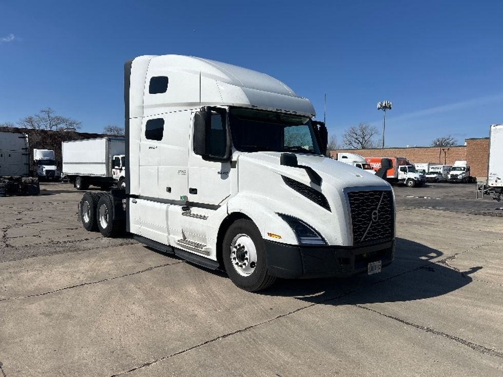 Sleeper Tractor-Heavy Duty Tractors-Volvo-2023-VNL64760-Chicago (Chicago Ridge)-IL-742,998\n\t\tmiles-$ 51,500 - Image 1
