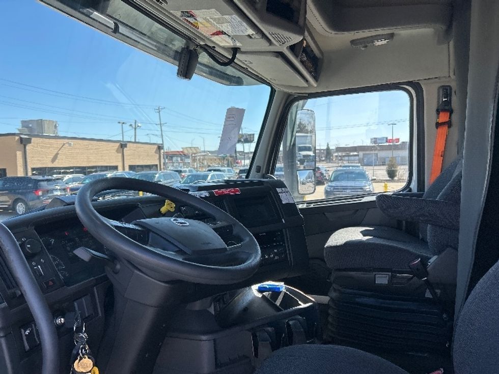 Sleeper Tractor-Heavy Duty Tractors-Volvo-2023-VNL64760-Chicago (Chicago Ridge)-IL-742,998\n\t\tmiles-$ 51,500 - Image 10