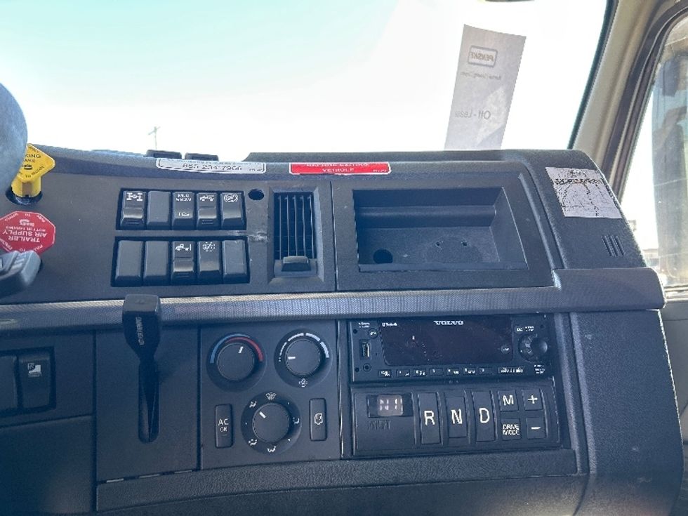 Sleeper Tractor-Heavy Duty Tractors-Volvo-2023-VNL64760-Chicago (Chicago Ridge)-IL-742,998\n\t\tmiles-$ 51,500 - Image 12