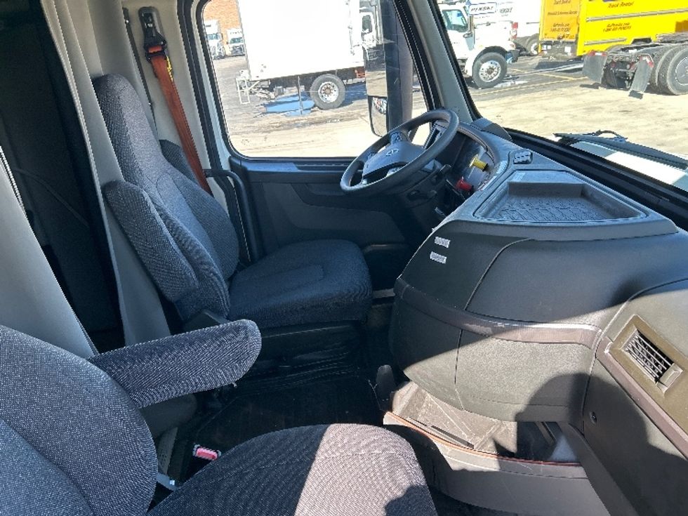 Sleeper Tractor-Heavy Duty Tractors-Volvo-2023-VNL64760-Chicago (Chicago Ridge)-IL-742,998\n\t\tmiles-$ 51,500 - Image 15
