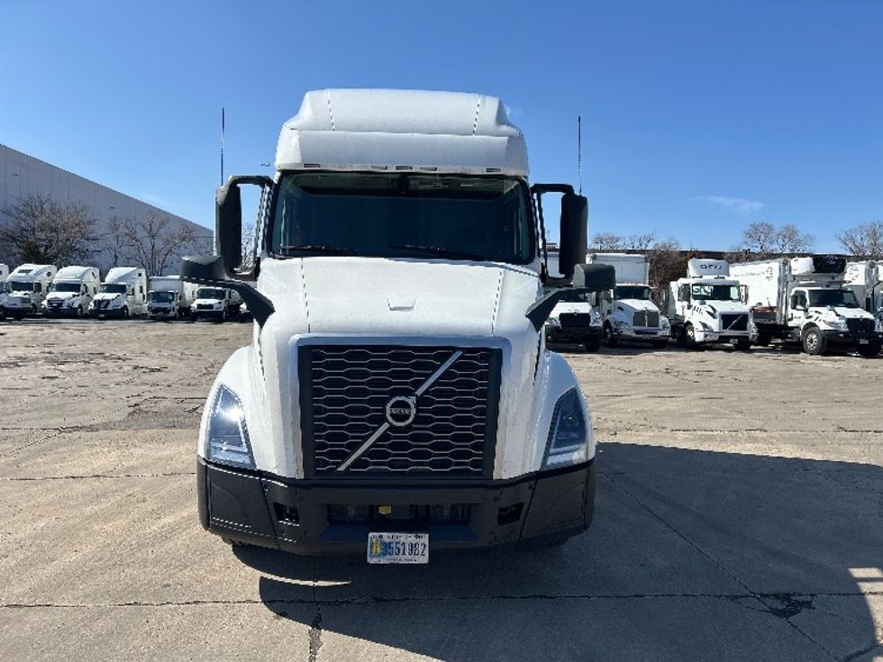 Sleeper Tractor-Heavy Duty Tractors-Volvo-2023-VNL64760-Chicago (Chicago Ridge)-IL-742,998\n\t\tmiles-$ 51,500 - Image 2