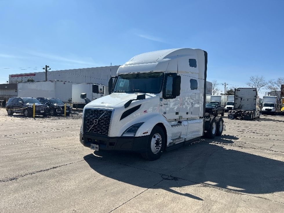 Sleeper Tractor-Heavy Duty Tractors-Volvo-2023-VNL64760-Chicago (Chicago Ridge)-IL-742,998\n\t\tmiles-$ 51,500 - Image 3