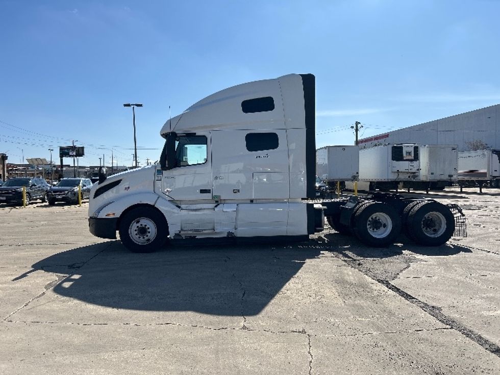 Sleeper Tractor-Heavy Duty Tractors-Volvo-2023-VNL64760-Chicago (Chicago Ridge)-IL-742,998\n\t\tmiles-$ 51,500 - Image 4